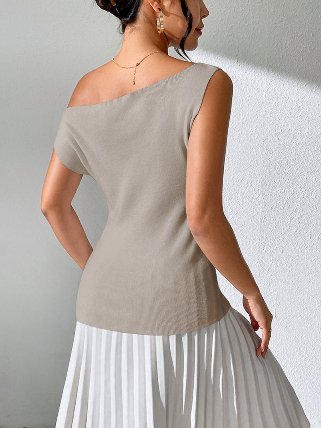 Single Shoulder Short Sleeve Knit Top